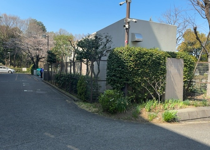 中庭（パティオ）とは、一つの建築物の内部に設けられた、壁などで囲われている庭のことを指します。コの字型、ロの字型が主流ですが、L字型の中庭もあります。最近では、インテリア性の高さからも人気があります。