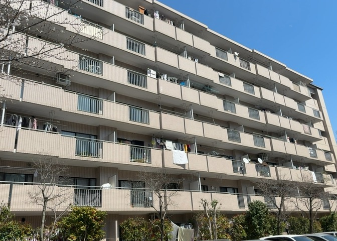 一般的なバルコニーは、奥行1.5ｍ程ですが、ワイルドバルコニーは2ｍまで広がっています。そのため洗濯物の間隔をあけ干すことができ、乾きやすいというメリットや、ガーデニングが楽しめる等の特徴があります。