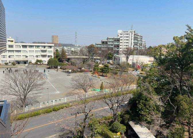 眺望の良さを楽しめるダイニングキッチンで家族団らんの時間を過ごしてはいかがでしょうか。バルコニーから見える景色を家族で眺める時間は、時間が経つのを忘れてしまいそうですね。是非、現地を見に行きましょう！