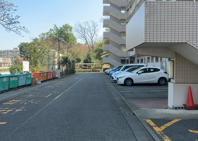 マンションの駐輪場は、事前に空きがあるか確認を取ると安心です。せっかく入居したのに駐輪スペースがない！なんてことになったら大変ですよね。そこで、内見時や購入前にはまず事前に確認しておくと良いでしょう。