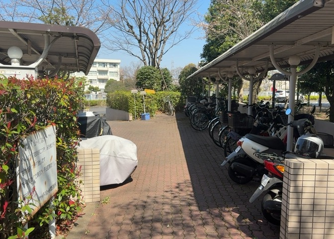 車一台あたりに必要なスペースは、標準サイズの普通自動車で横幅2m50cm、長さ5mは必要になります。ただし、乗降のことも考慮して横幅3m30cm、長さ5m50cmほどは確保できるところを選びましょう。