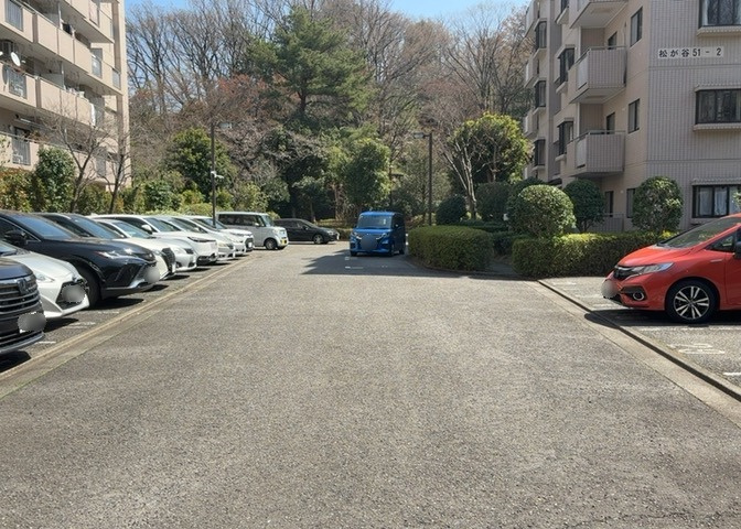 駐車場と明記されていても、最小スペースでつくられた駐車場だと大型車は駐車できなかったり、出入りしにくくなったりする可能性があります。お車のサイズと購入したい物件の駐車場のサイズを現地で確認しましょう。