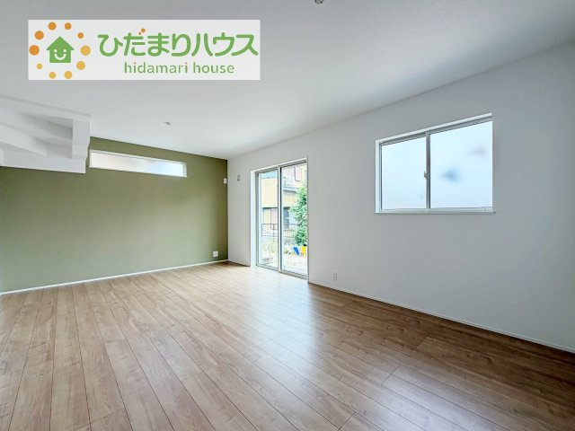リビングの大きな窓からは、暖かな日の光が降り注ぎます・・・