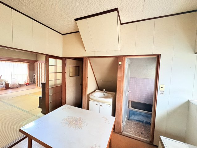 ダイニングと台所が一体となった、使い勝手の良い空間。造作棚付きで食器や家電の収納にも便利です。勝手口があり、ゴミ出しや外への動線もスムーズ。家事効率を考えた、実用性の高い間取りです。
