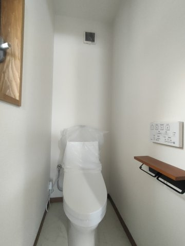 【トイレ】　シンプルで清潔感のあるトイレ空間です。