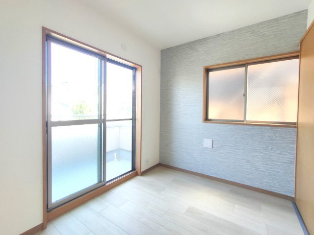【洋室2　約3.7帖】　窓から光が差し込む明るい洋室。日中も気持ちよく過ごせます。