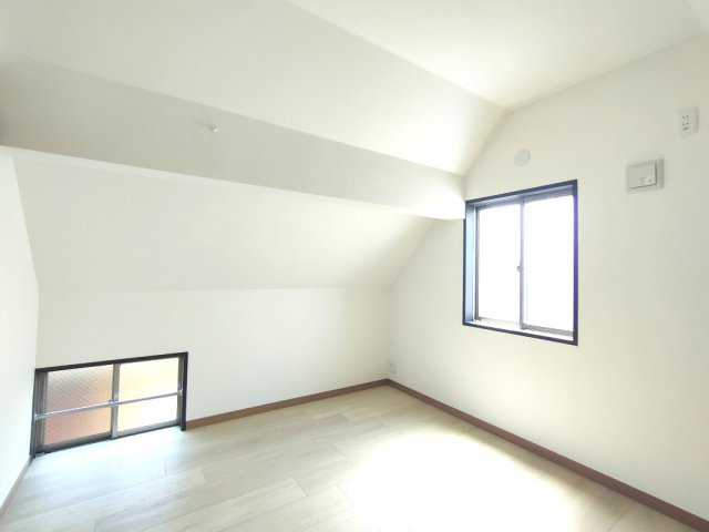【洋室3　約6.5帖】　落ち着いた雰囲気の洋室。寝室や子ども部屋など、幅広くお使いいただけます。