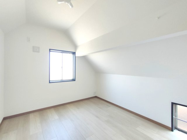 【洋室4　約6.5帖】　それぞれの部屋が独立性を保ち、家族のプライベート時間を大切にできます。