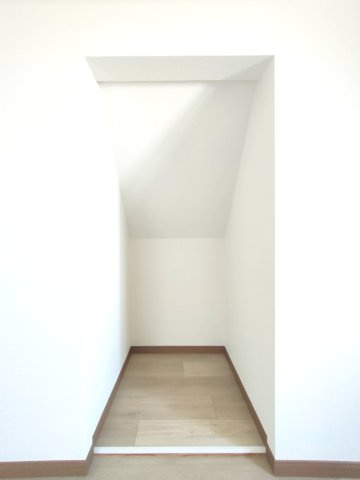 【収納】　見た目も美しい扉付き収納で、生活感を抑えた空間に。