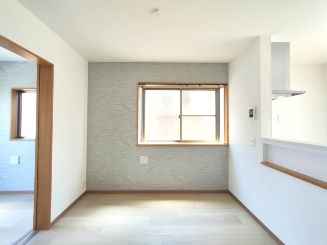 【LDK　約9.0帖】　窓からの光がやさしく差し込む、居心地の良いLDKです。