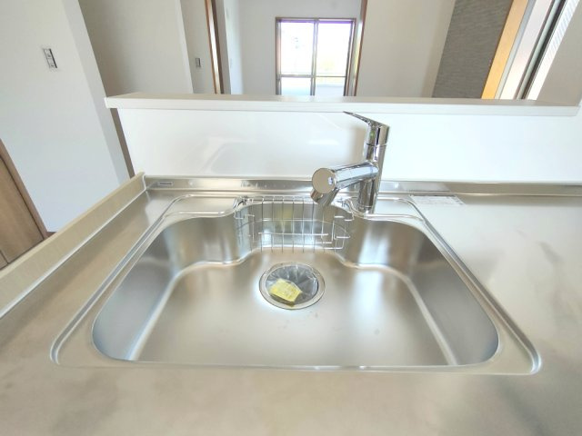 【シンク】　広々としたシンクで、洗い物や調理もスムーズに。