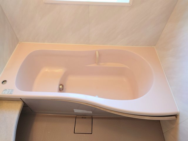 浴槽内に腰掛けられる段差や座面があり、深めのお湯にゆったり浸かれます！