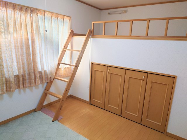 床面を邪魔せずに収納できるため、部屋を広く使えます！