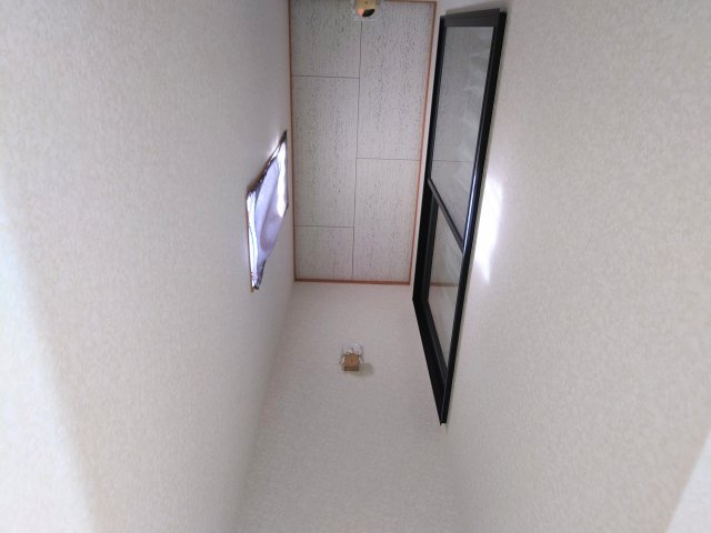 吹き抜け部分の高い位置に窓を付けることが多いため、自然光が入りやすく家全体が明るくなります！