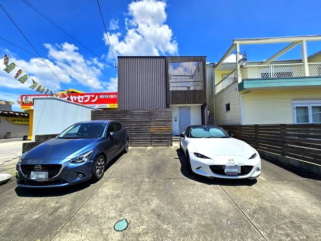 駐車場は並列3台をゆったり停めることが可能です。