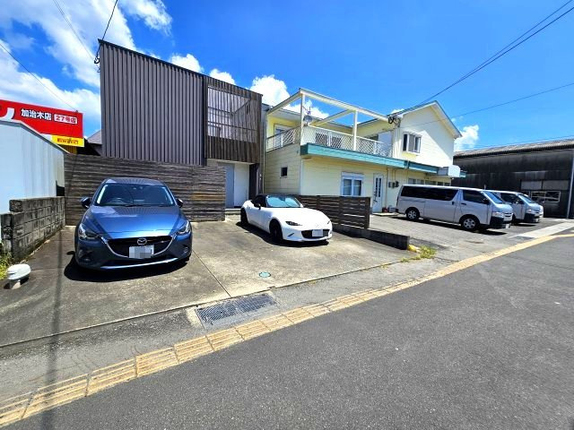 全面は歩道ですが、見通しの良い作りになっています。