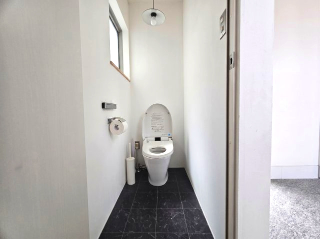一階のトイレは玄関横にあるため、とても便利に作られています