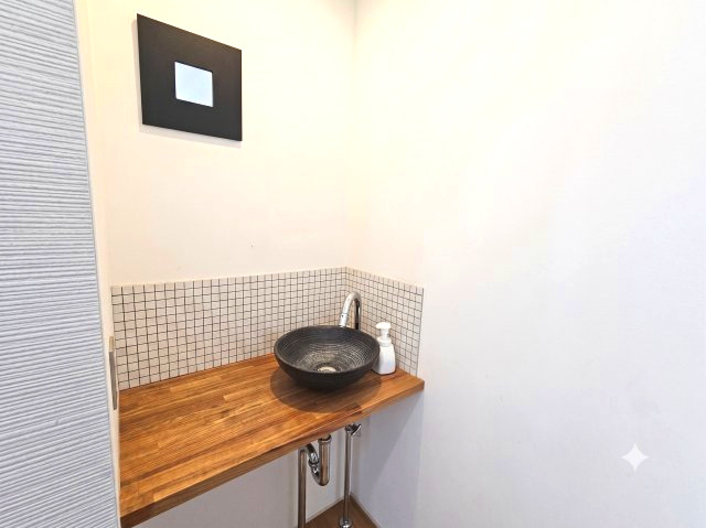 トイレ前の洗面台は省スペースでおしゃれなものが付いています！