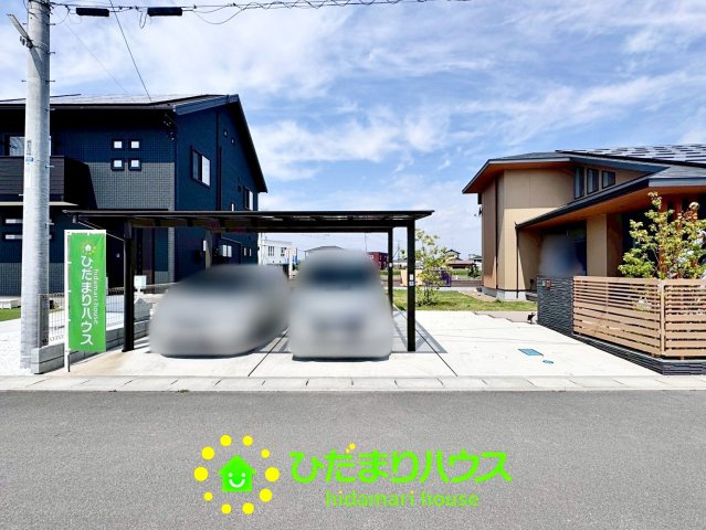並列で3台駐車が可能！カーポートも完備です！