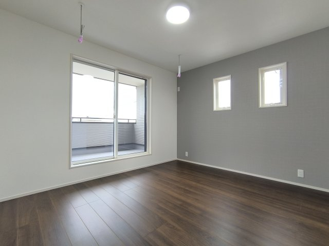 【主寝室】7帖の広々とした主寝室は、大きなベッドを置いてもゆとりのある空間です！グレーのアクセントクロスが落ち着いた雰囲気を演出し、毎日の疲れをゆっくり癒やせます。インナーバルコニーへも直接出られます