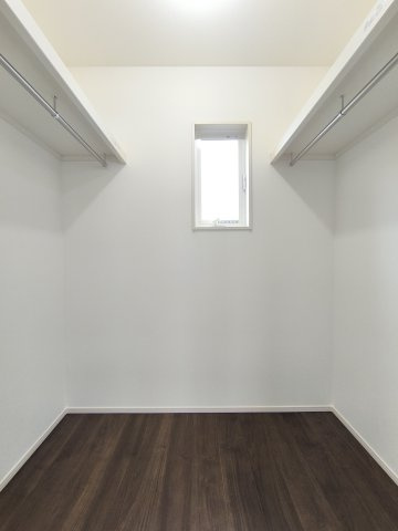【WIC？】左右にハンガーパイプと枕棚が設置された大容量収納スペースです！どこに何があるかひと目でわかり、忙しい朝の身支度もスムーズに行えます。お子様の成長とともに増える荷物もしまえて安心の広さ♪