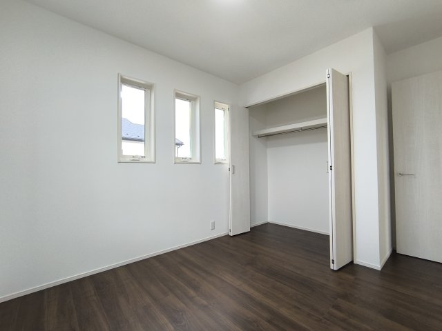 【洋室A】お子様のお部屋にぴったりな、明るく風通しの良い洋室です！各居室に大きなクローゼットが完備されているため、学校の道具やおもちゃも自分でお片付けしやすく、自立心を育むのにも役立つお部屋です♪