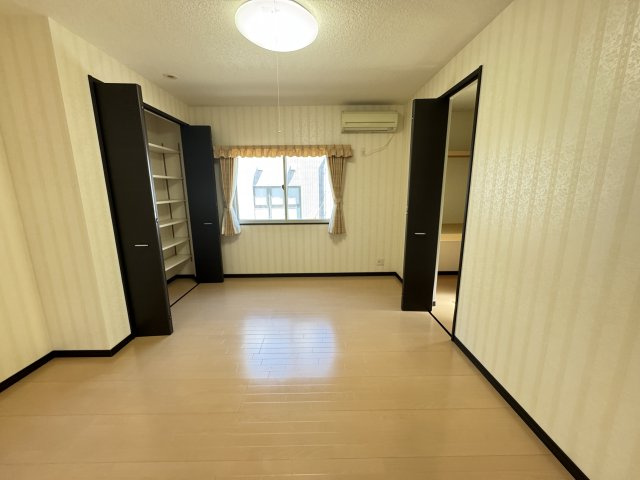 一階洋室です！大きなクローゼットがあり収納に困りません♪