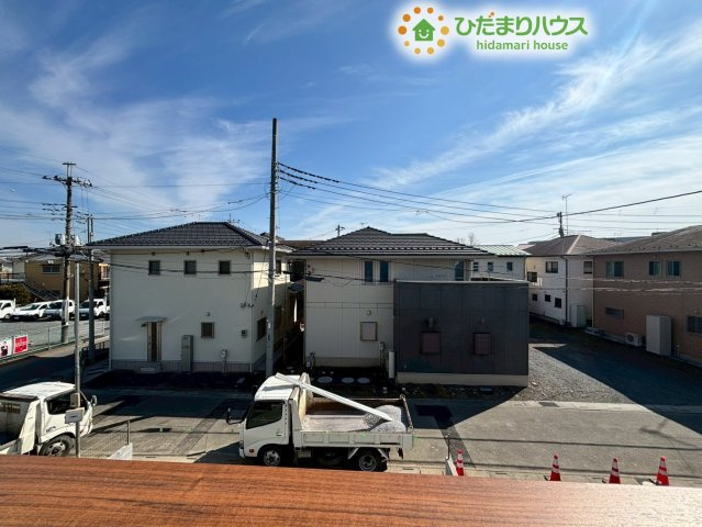 バルコニーからの見晴らしの良い開放的な眺望です!周囲に遮るような高い建物がないため、心地よい風が通り抜けます♪青空を広く見渡すことができ、家事の合間にふっと一息ついてリフレッシュできますね!