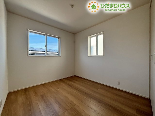 もう一つの洋室も明るい2面採光仕様となっています!子供部屋としてはもちろん、リモートワーク用の書斎や趣味のお部屋など、家族の成長に合わせて多用途にレイアウトを変更しながらお使いいただけます♪