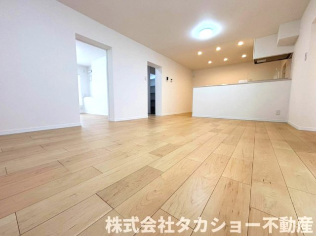家族が集まるリビングは明るく広々しております☆彡是非ご覧下さい。