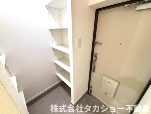 玄関横にはシューズインクローゼットも御座います。