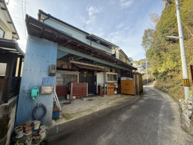建物前にスペースを確保しています。コンパクトカー程度であれば1台駐車可能です。道路は交通量が多くなく、落ち着いた住環境です。周囲は自然を感じられる立地で、穏やかな暮らしを求める方にもおすすめです。