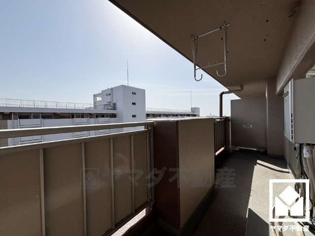 南東向きバルコニーで陽当たり、風通し良好。奥行きがあり広々としているため、お洗濯物をたっぷりと干す事ができます。