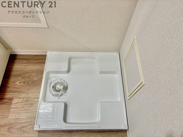 洗濯物の仕分け作業がしやすく、整理整頓が容易になります。洗濯音や湿気を他の部屋に持ち込まず、生活環境を快適に保ちます。上部を活用すれば収納スペースを確保でき洗剤や洗濯用品の整理もしやすくなります。