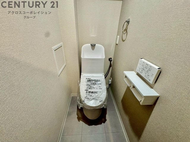 温水洗浄便座付トイレは温水洗浄機能により、暖かい水でおしりを洗浄することができ、冷たい水を使う従来の便座に比べ、温水洗浄機能で暖かいトイレを提供し、快適な使用を可能にします。