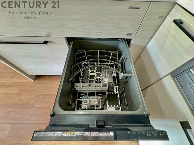 食器洗浄乾燥機は手洗いに比べて時間や労力を節約できます。また、高温のお湯で洗浄されるため、雑菌や細菌を殺菌する効果もあります。さらに、乾燥機能があるため、手で拭く手間も省け衛生的に保管できます。