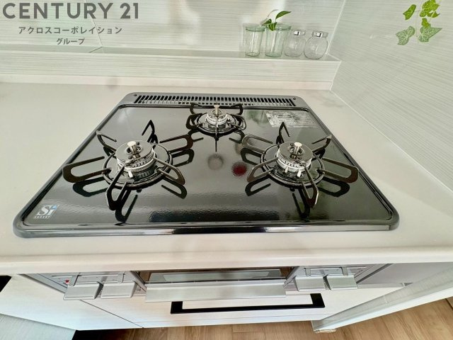 多数の調理器具を同時に使用でき、料理の効率化が可能。省エネで節約になり、様々な料理スタイルに適応できます。また、火力調整が独立しており、手入れや掃除もしやすく、今よりもっとお料理が楽しくなるかも。