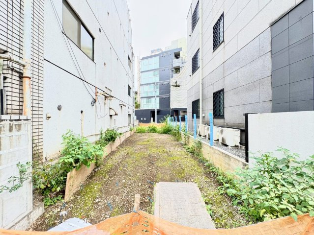 周辺建物との距離感や街並みが分かる現地写真。代官山・渋谷を使い分ける立地の良さが伝わります。