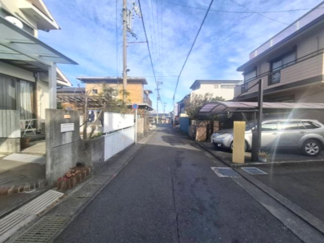 閑静な住宅地。落ち着きがありながらスーパーやドラッグストアなどが近くにあり、暮らしやすいエリアです。