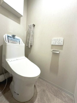 温水洗浄便座付のトイレで、冬の寒い時期でも快適！汚れた時にはサッと拭けて衛生的です。