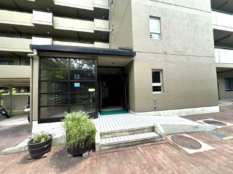 清潔で管理の行き届いたエントランス！周辺にはスーパーや飲食店など生活施設が充実しています。