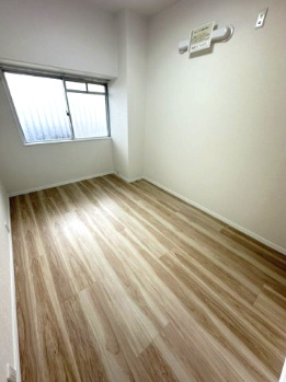 6.2帖の洋室！少し広めの洋室は、ご夫婦の寝室にもピッタリ。窓から光と風が舞い込み、心地の良い空間です。