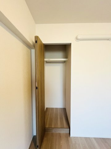 洋室（約5.0帖）：他のお部屋よりもやや小さめですが、奥行きのあるクローゼット収納です。