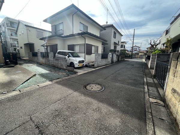 【相模原市中央区上溝の中古戸建ての前面道路含む現地写真】