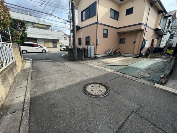 【相模原市中央区上溝の中古戸建ての前面道路含む現地写真】