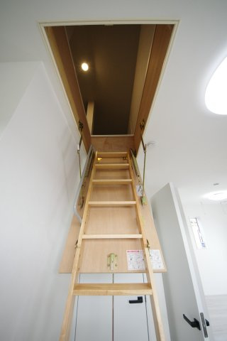 屋根裏収納