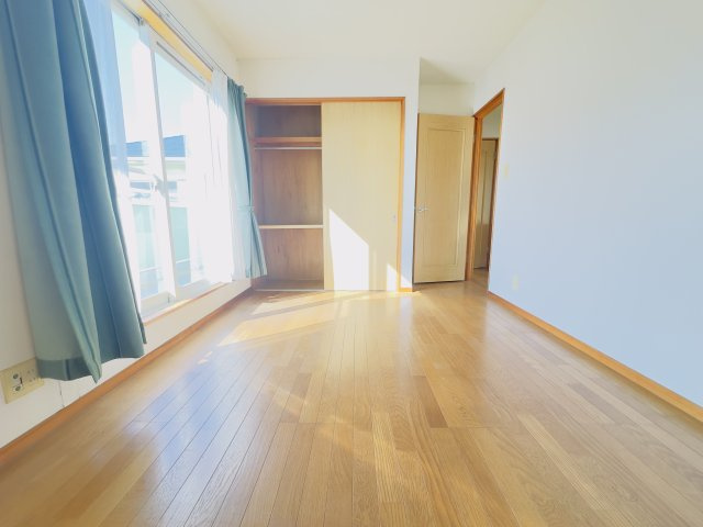 2階真ん中の洋室　日当たり良好