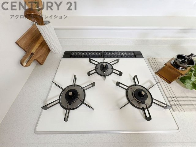 多数の調理器具を同時に使用でき、料理の効率化が可能。省エネで節約になり、様々な料理スタイルに適応できます。また、火力調整が独立しており、手入れや掃除もしやすく、今よりもっとお料理が楽しくなるかも。