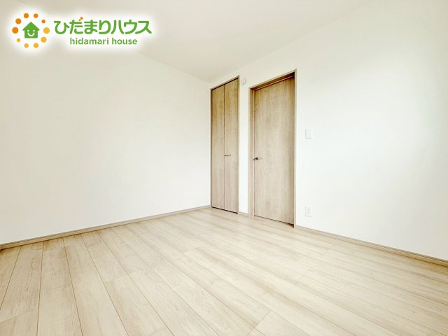 洗練された空間にやわらかい光が差し込み、お気に入りの家具や小物が映えます。