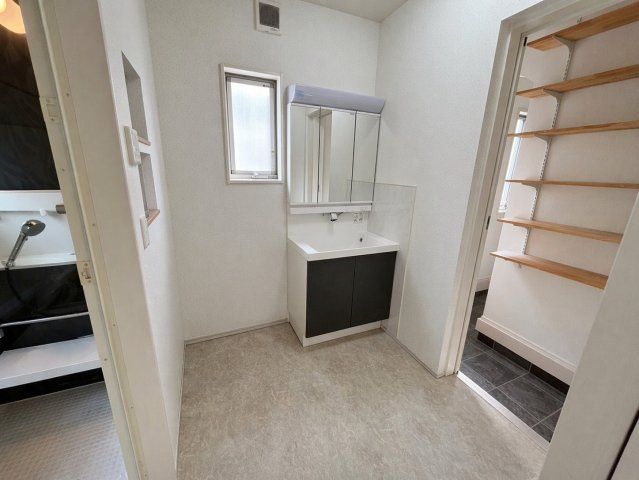 玄関から通り抜けられる洗面脱衣♪